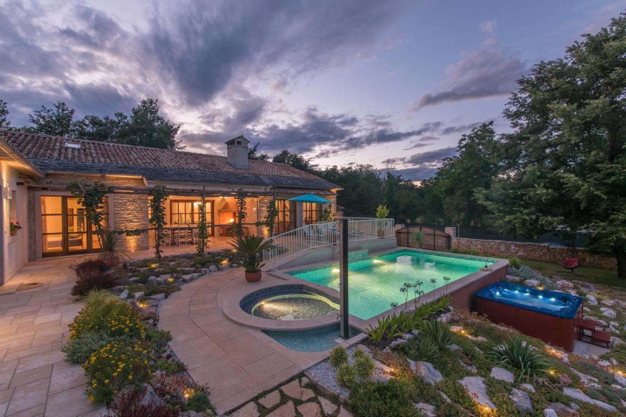 Family Villa Lipica With Private Pool And Jacuzzi パジン エクステリア 写真
