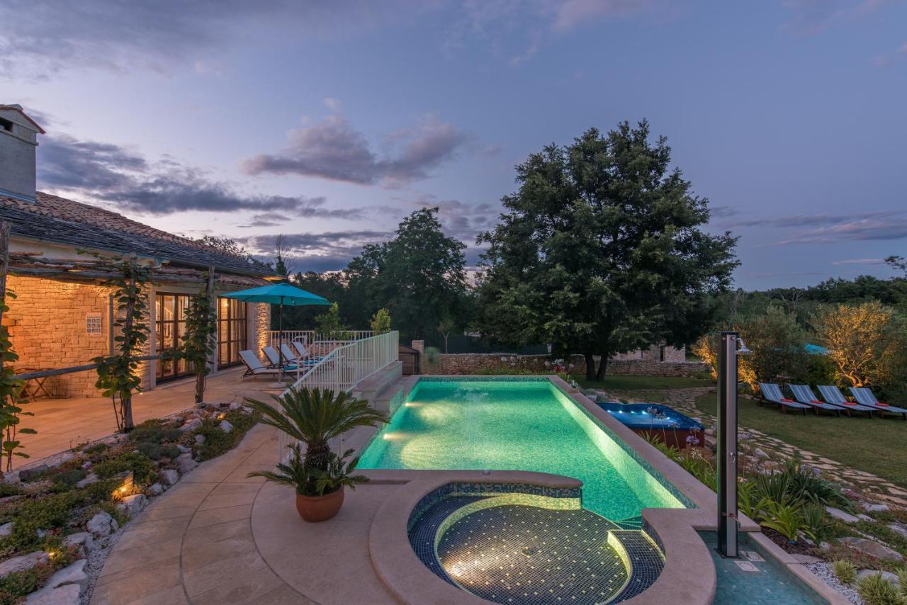 Family Villa Lipica With Private Pool And Jacuzzi パジン エクステリア 写真
