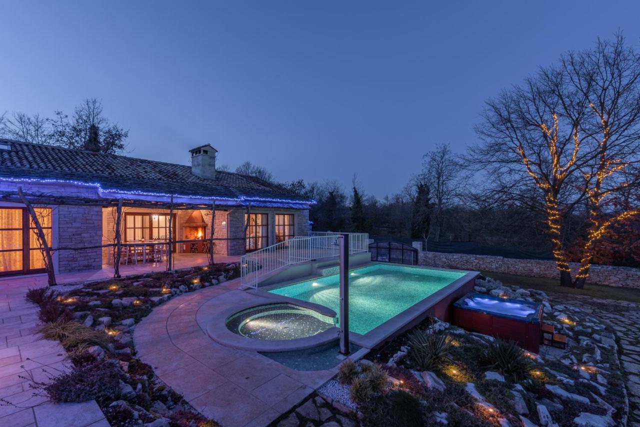 Family Villa Lipica With Private Pool And Jacuzzi パジン エクステリア 写真