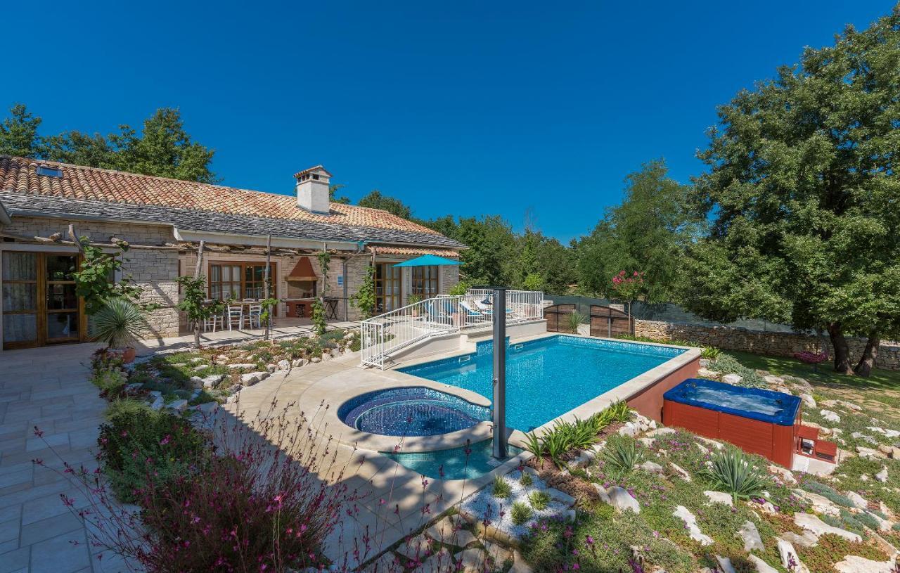 Family Villa Lipica With Private Pool And Jacuzzi パジン エクステリア 写真