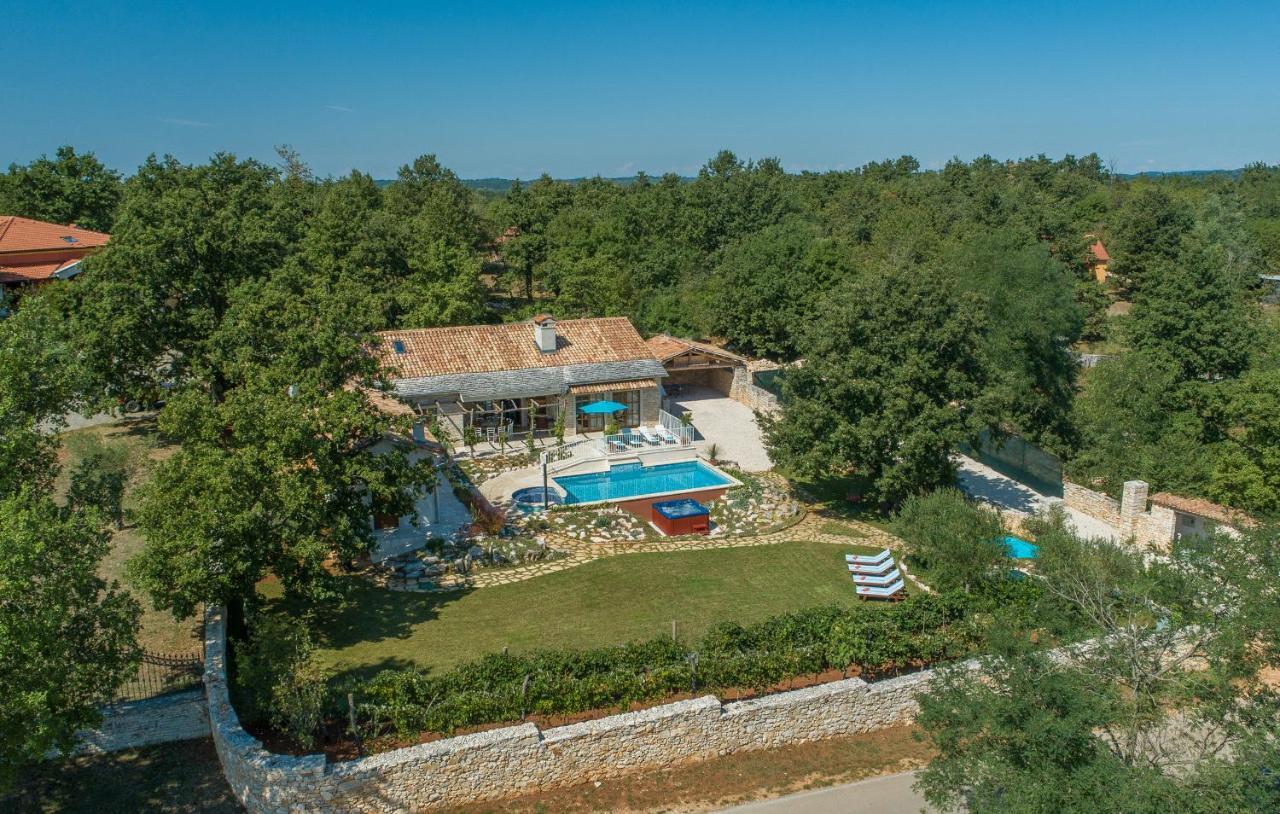 Family Villa Lipica With Private Pool And Jacuzzi パジン エクステリア 写真