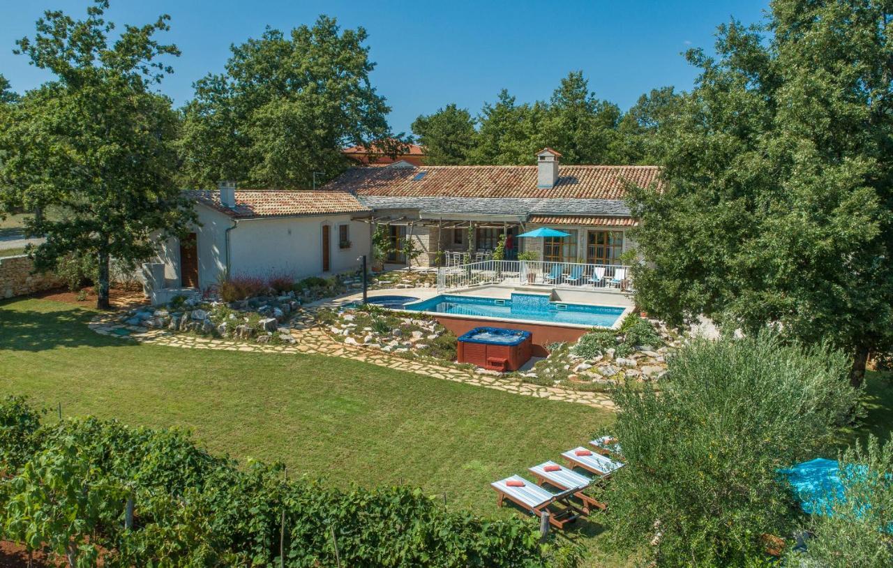 Family Villa Lipica With Private Pool And Jacuzzi パジン エクステリア 写真