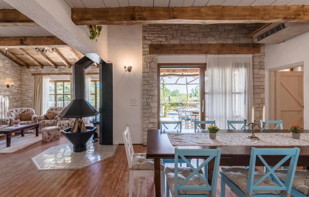 Family Villa Lipica With Private Pool And Jacuzzi パジン エクステリア 写真
