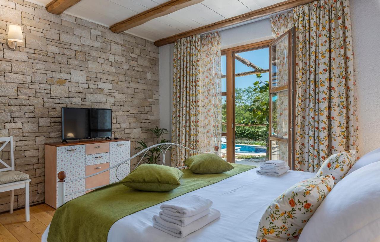 Family Villa Lipica With Private Pool And Jacuzzi パジン エクステリア 写真