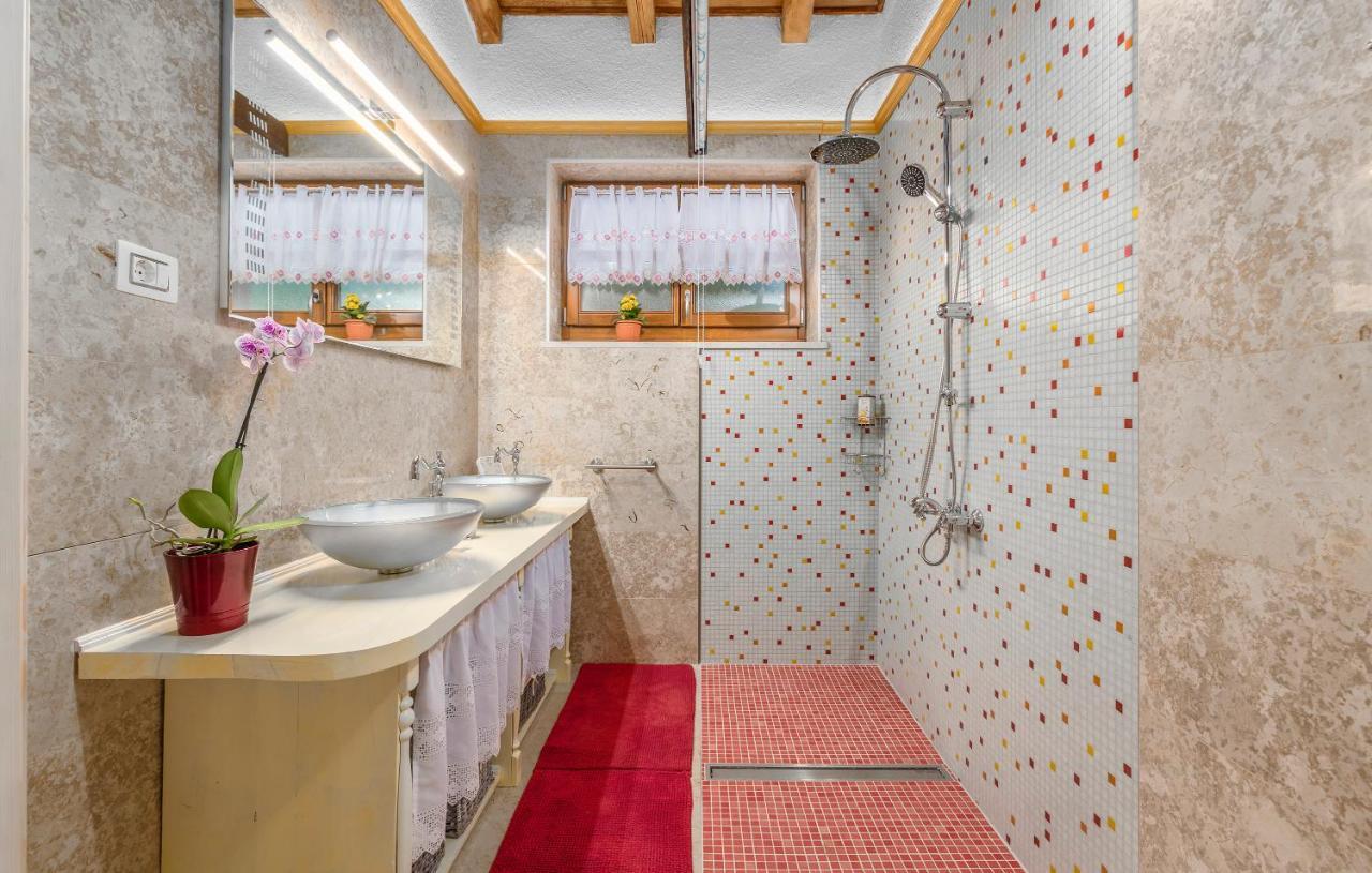 Family Villa Lipica With Private Pool And Jacuzzi パジン エクステリア 写真