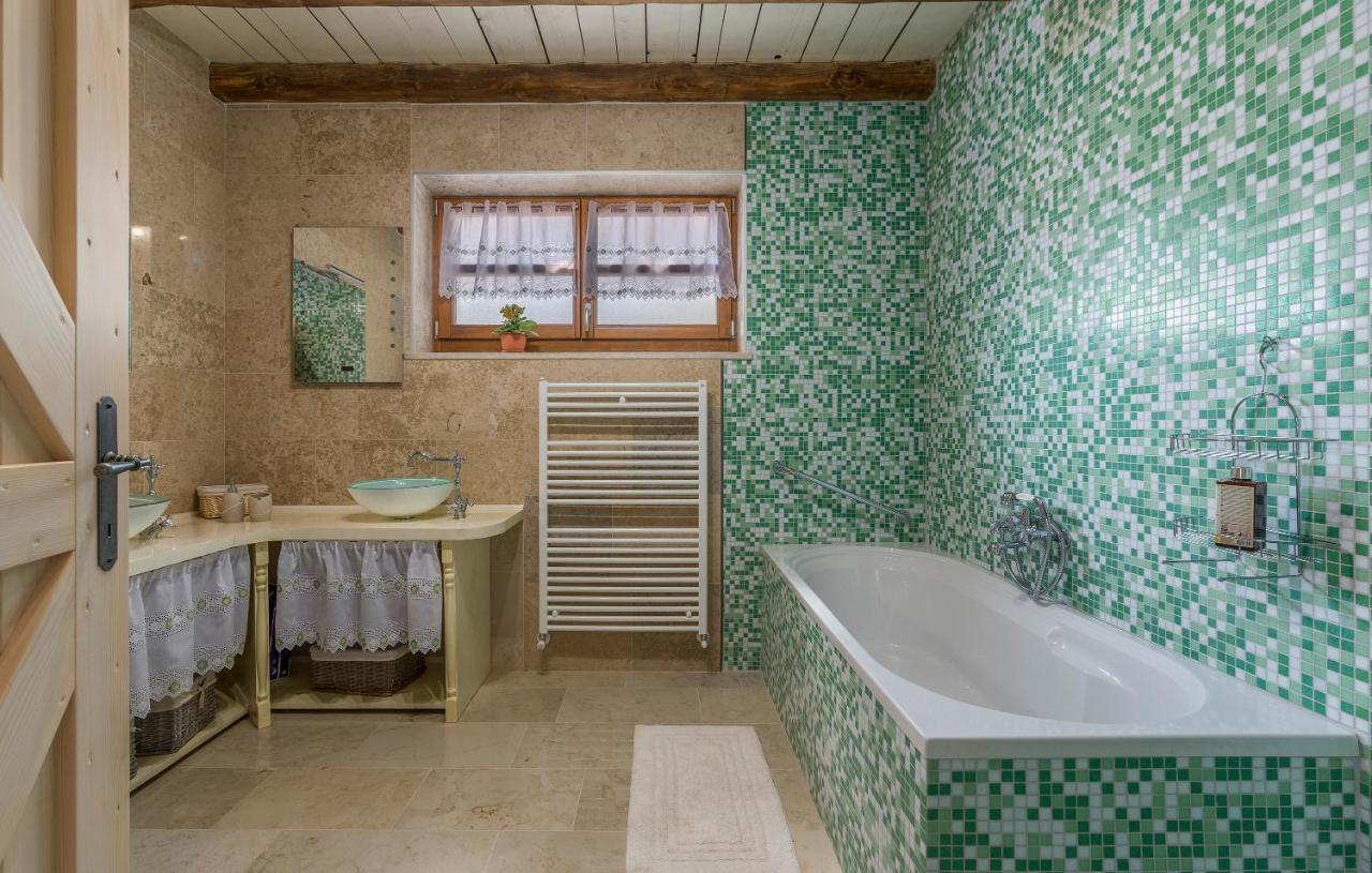 Family Villa Lipica With Private Pool And Jacuzzi パジン エクステリア 写真